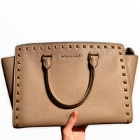 Michael Kors modello Selma con borchie