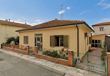 PA126-Cecina - villetta con giardino