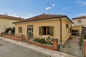 PA126-Cecina - villetta con giardino