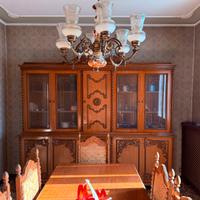 Armadio sala da pranzo con tavolo e sedie