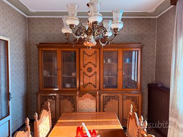 Armadio sala da pranzo con tavolo e sedie