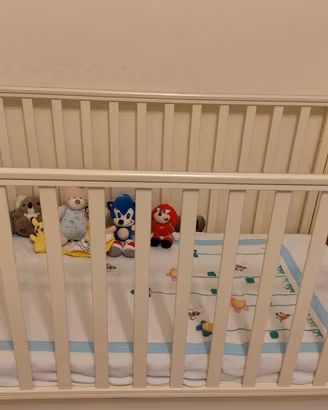 Lettino con sponde e cassettiera 