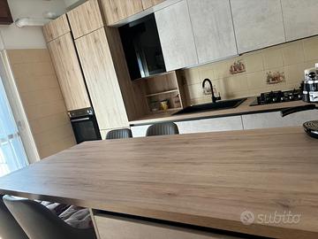 Cucina con isola e sedie.