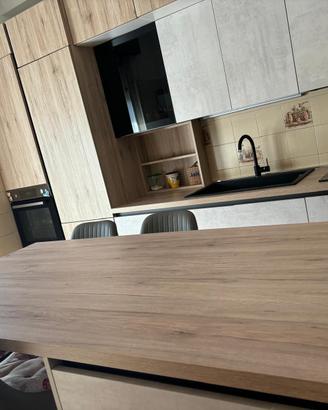 Cucina con isola e sedie.