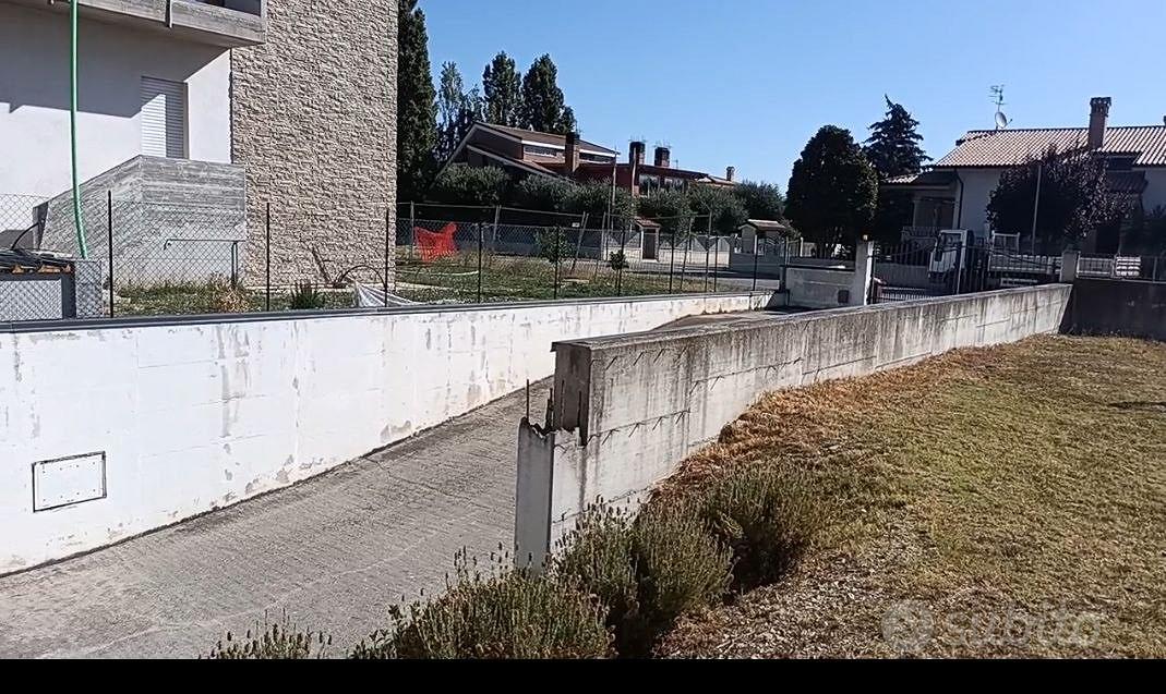 Terreno edificabile con recinzione in c.a - Vista 4