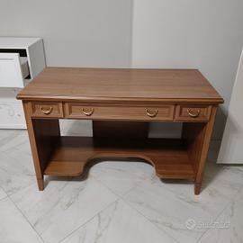 Scrivania con cassetti