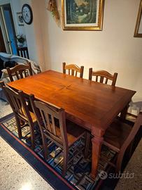 Tavolo in legno con sedie
