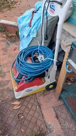 Robot  pulitore per piscina  marca Dolphin 