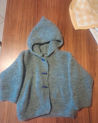 Cardigan per bambino fatto a maglia