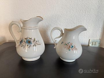 Antiche brocche di porcellana con decoro floreale