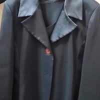 Stock Giacca nera lucida con sottogiacca s