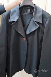 Stock Giacca nera lucida con sottogiacca s