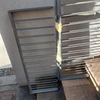 2 portapantaloni ikea e un appendiabiti.