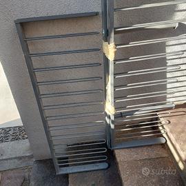 2 portapantaloni ikea e un appendiabiti.