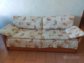 Divano disponibile fino al 2 aprile.