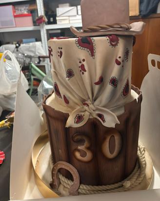 Torta scenografica per festeggiare i 30 anni.