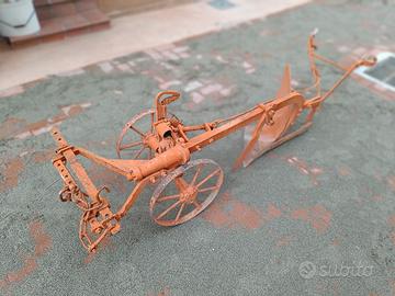 Aratro antico a ruote 