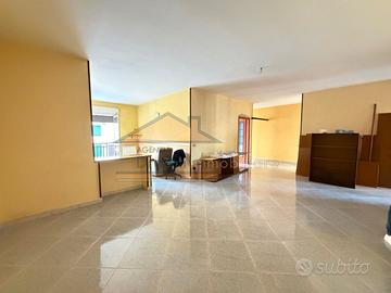 Appartamento di 5 vani + p.auto in Via Epitaffio