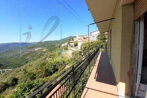 Casa indipendente di 300 m² con più di 5 locali a 