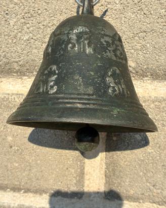 Campana  antica di bronzo decorata bella e partico