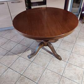 Tavolo allungabile in legno color noce – elegante