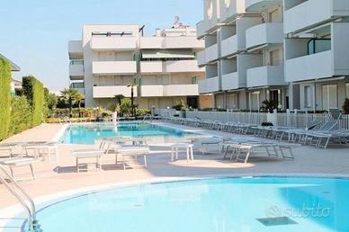 Jesolo-terrazza-piscina-2camere-centrale-spiaggia