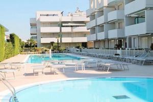 Jesolo-terrazza-piscina-2camere-centrale-spiaggia