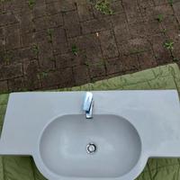 lavabo bianco in ceramica sospeso