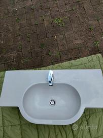 lavabo bianco in ceramica sospeso