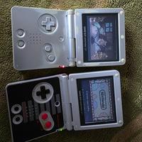 gam boy advance sp , grigio e nes edition