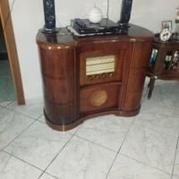 radio antica con giradischi 