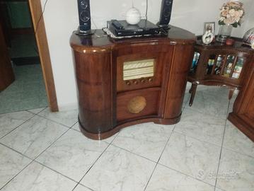 radio antica con giradischi 
