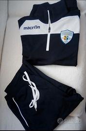 Tuta sportiva Macron.