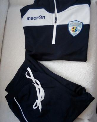 Tuta sportiva Macron.