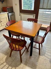 Tavolo allungabile + 4 sedie in legno