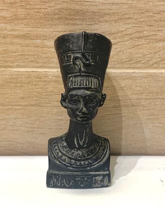 Statuina Regina Nefertiti