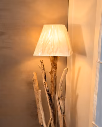 lampada arigianale in legno di mare spiaggiato