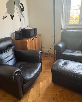 Poltrona Frau in pelle nera con pouf vintage