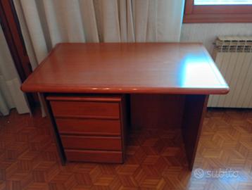 Scrivania in legno