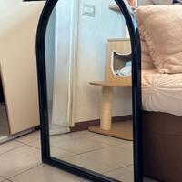 Specchio grande ad arco con cornice nera