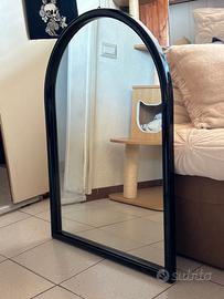 Specchio grande ad arco con cornice nera