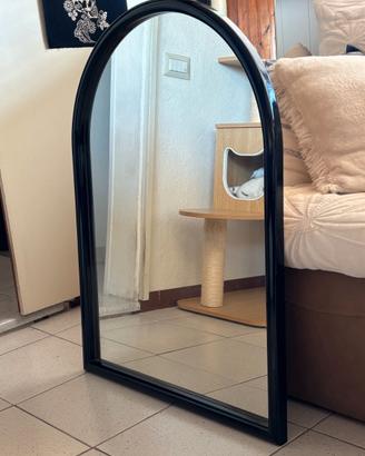 Specchio grande ad arco con cornice nera