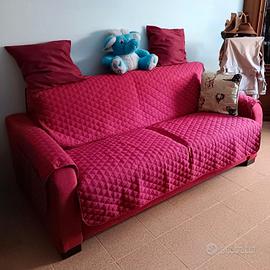 Divano letto matrimoniale rosso.