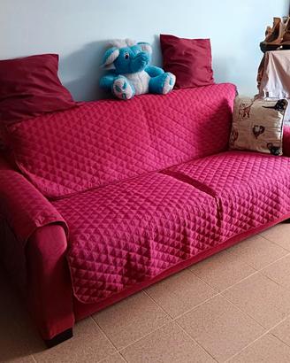 Divano letto matrimoniale rosso.