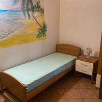 Letto singolo con comodino