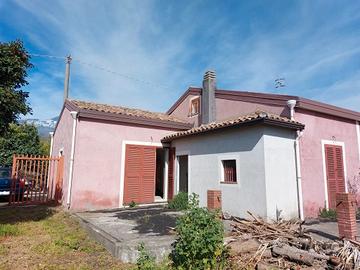 FABBRICATO RURALE CON 6000 MQ DI AGRUMETO LINERA