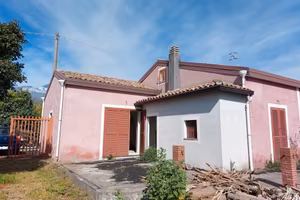 FABBRICATO RURALE CON 6000 MQ DI AGRUMETO LINERA