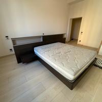 Letto di design con testata come nuovo