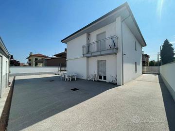 Villa di 276 m² con più di 5 locali e box auto dop