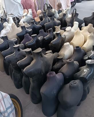 manichini uomo donna e bambino 